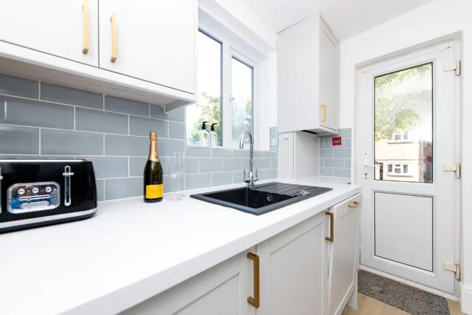 Elphinstone Apartment - Boutique 3 bed with Wi-Fi close to all amenities!