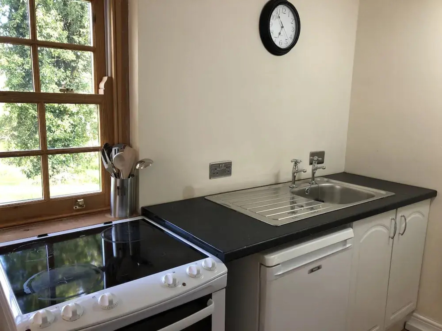 Idyllic Location, Stunning Views, Relax & Refresh in Peace & Comfort