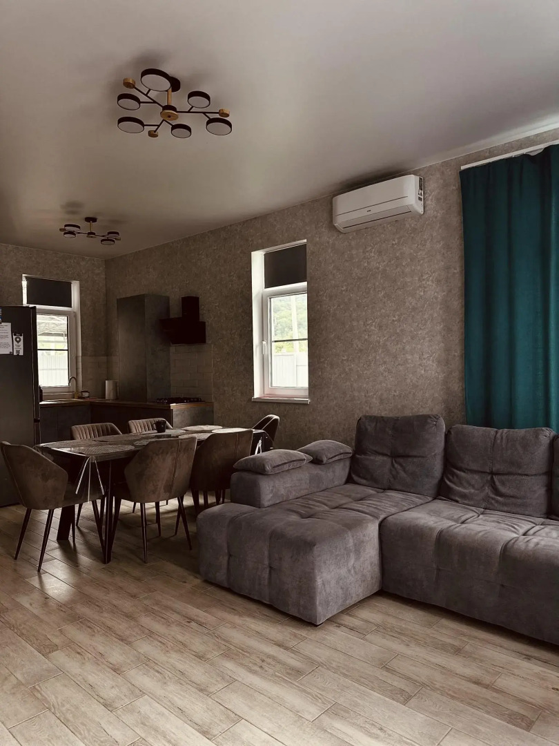 Коттедж у подножия гор