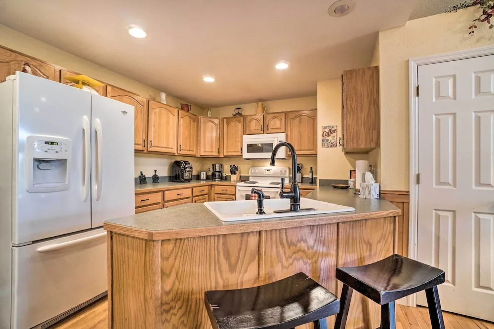 Hiawassee Cabin w/ Mtn Views < 1 Mi to Lake!