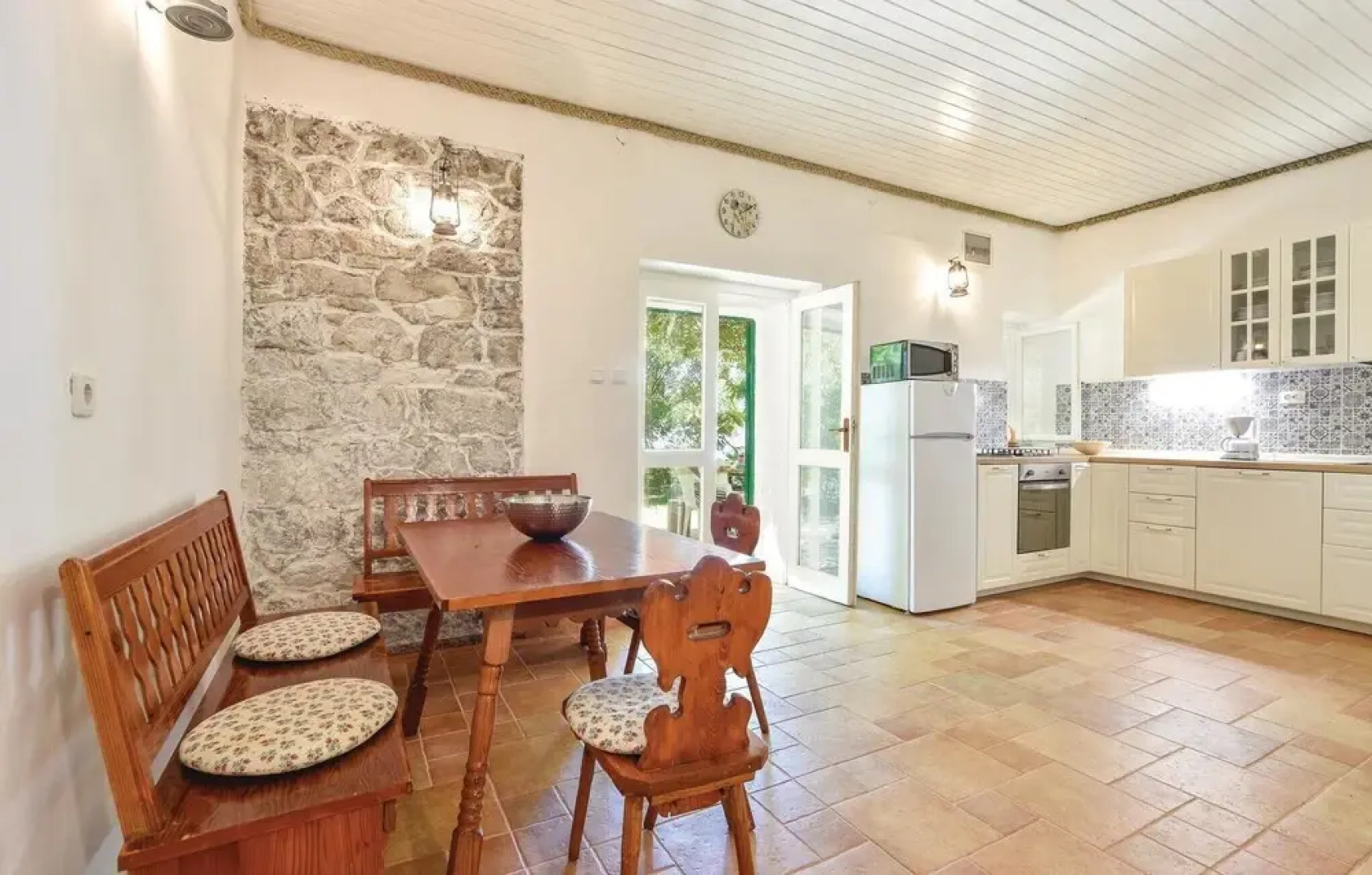 Beautiful Home in Duce With Wifi and 3 Bedrooms