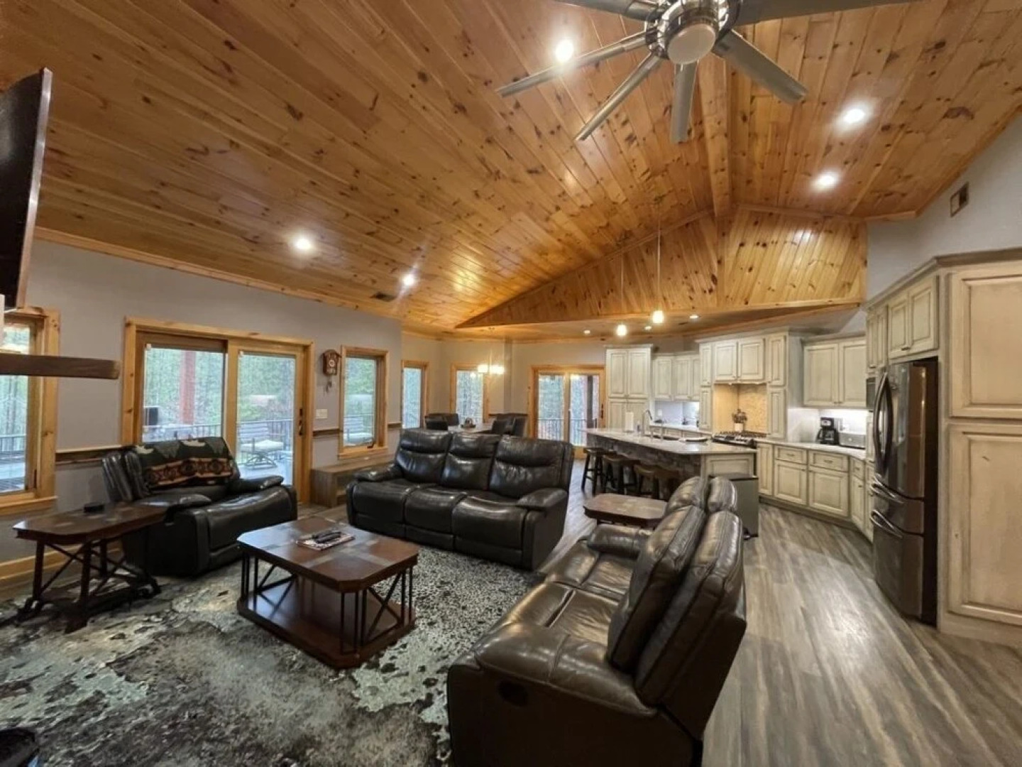 Nature lovers dream! Steps from fishing plus 140 acres of hiking! 4 Bedroom Home by RedAwning