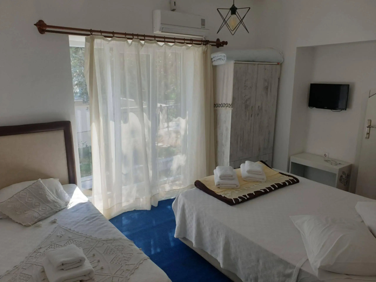 Lacivert Hotel