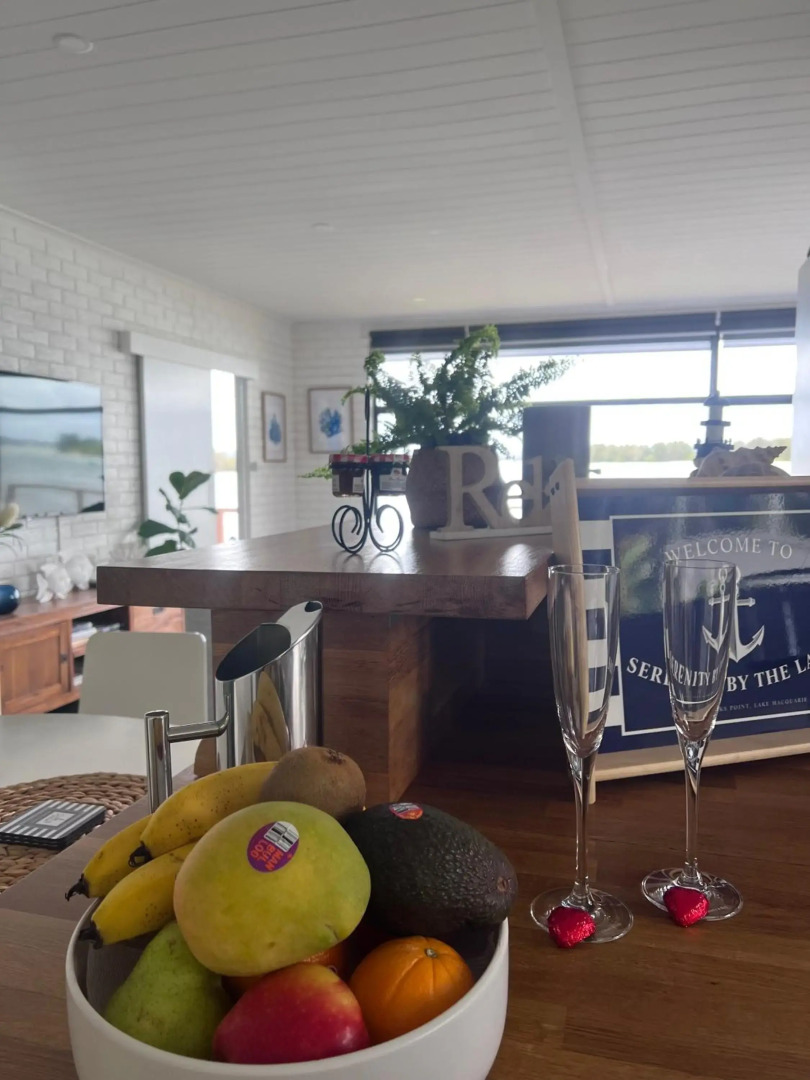 Serenity by the Lake - Romantic Waterfront Couple's Getaway