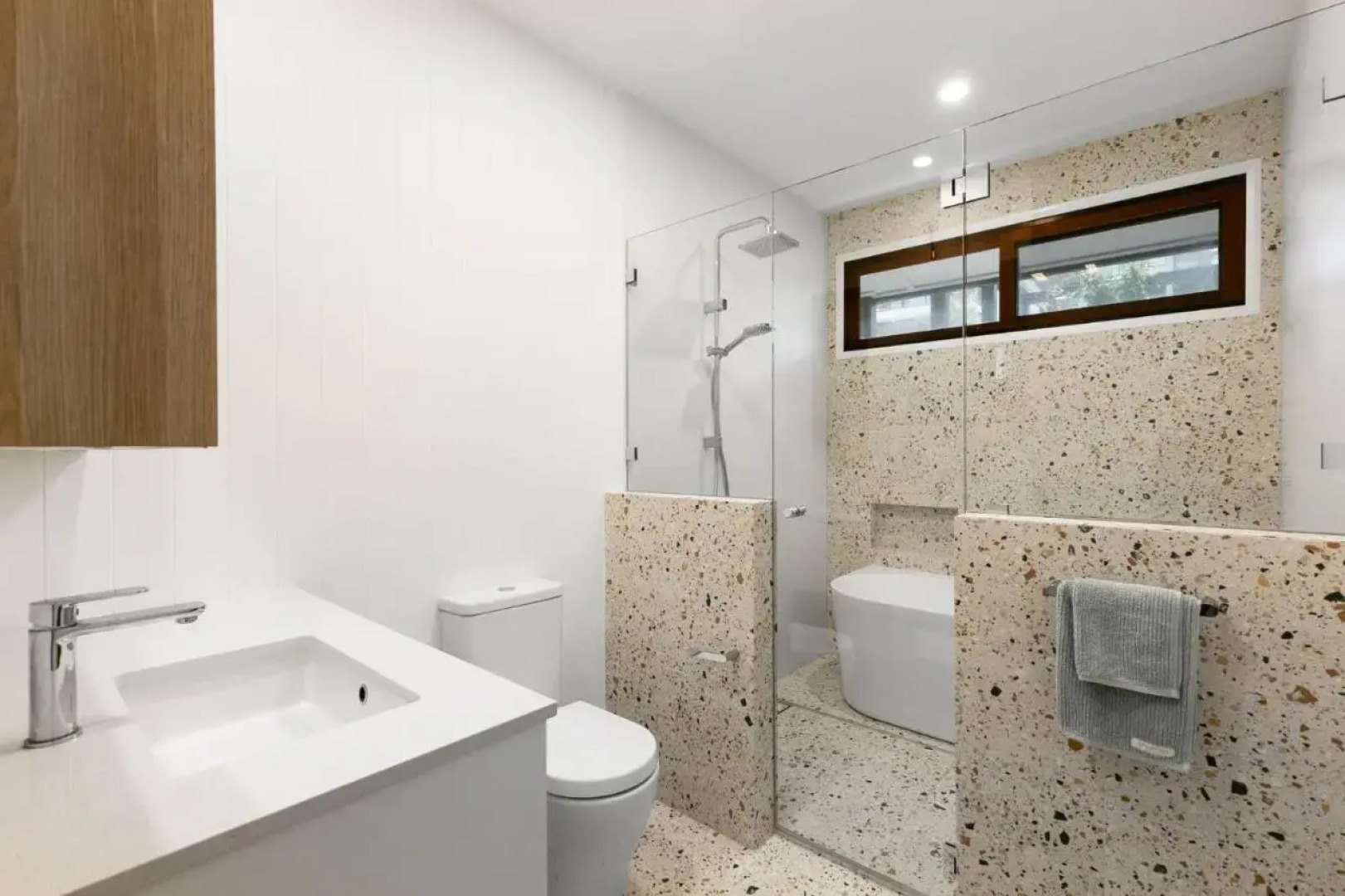 CARMELONE Gerroa 4pm check out on Sundays