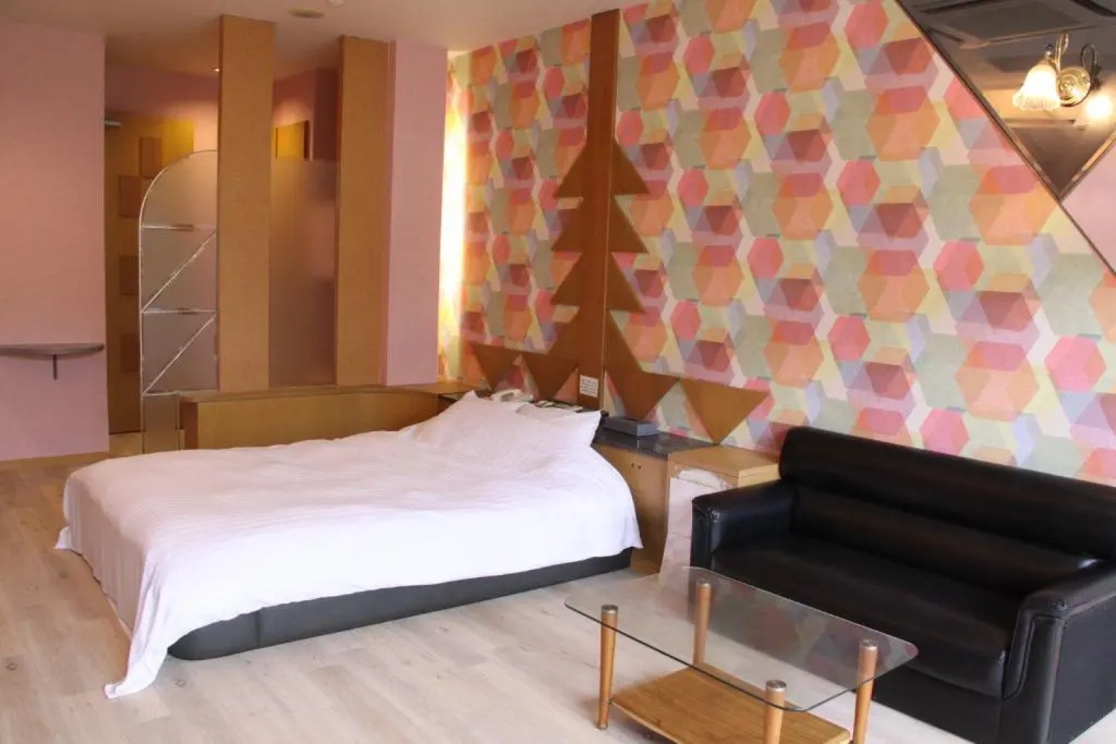 Color Hotel (Love Hotel)