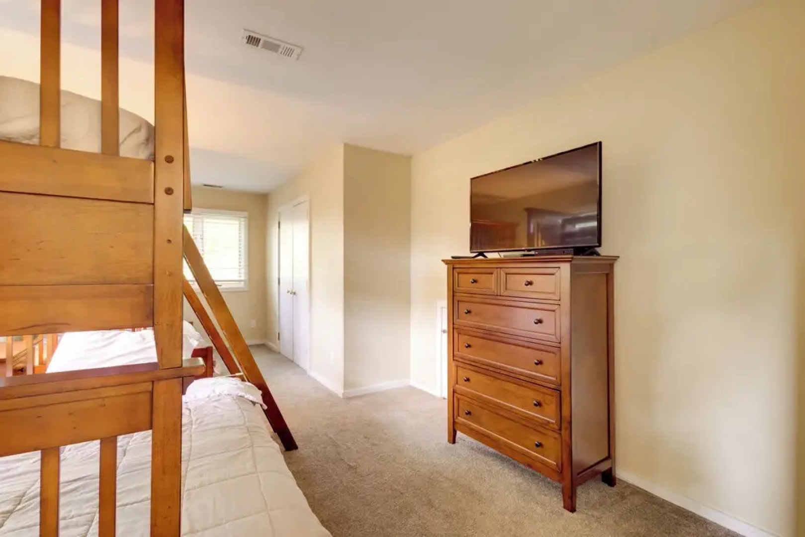 Lakefront Newport News Home, 6 Mi to City Center!
