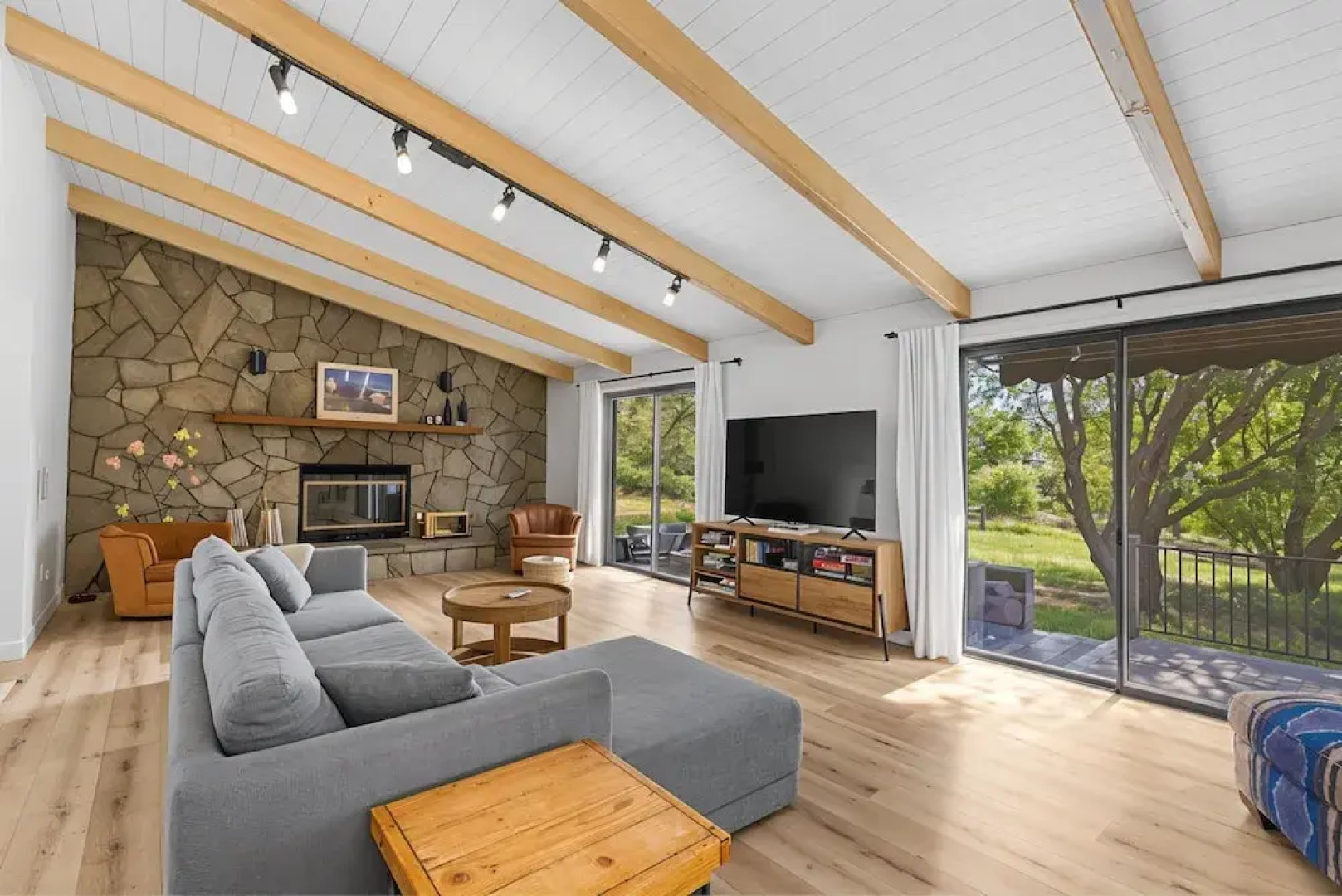 The Red House - Near Golf, Beaches & Communal Pool by Yosemite Region Resorts