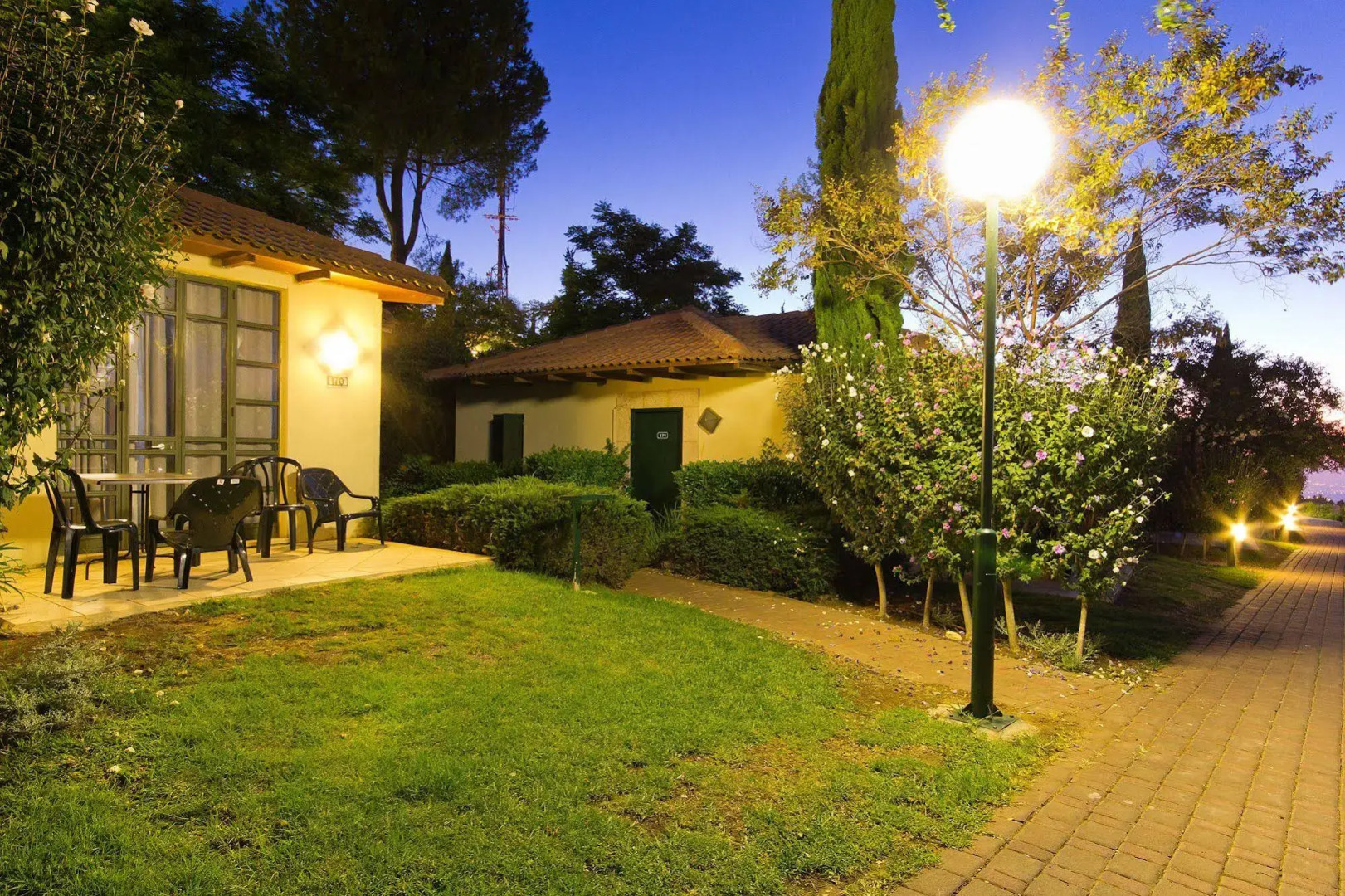 Shoresh Green Hills Family Suites Hotel