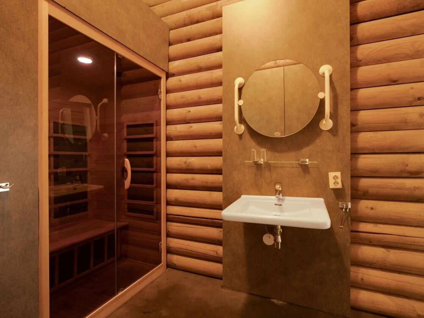 Holiday Bungalow with Sauna, Located on a Pond in Hoge Hexel