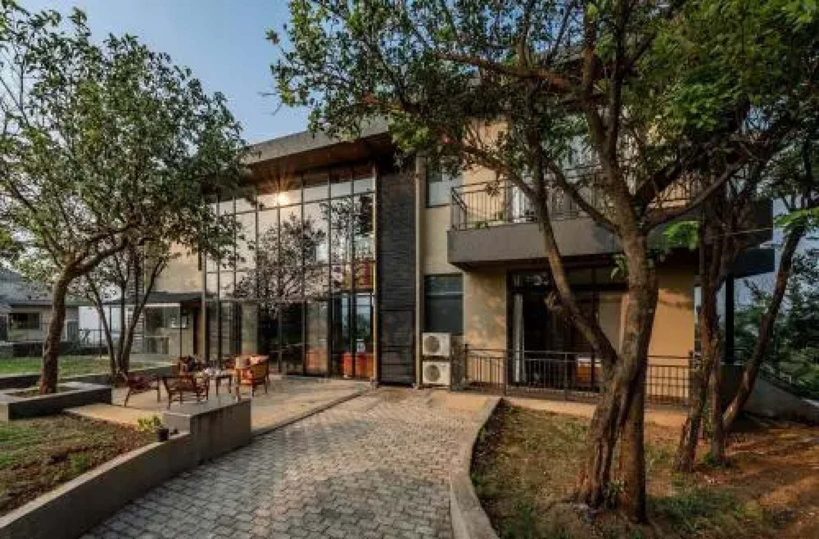 SaffronStays Falcon Hill, Lonavala - luxury villa with infinity pool near Lion's Point