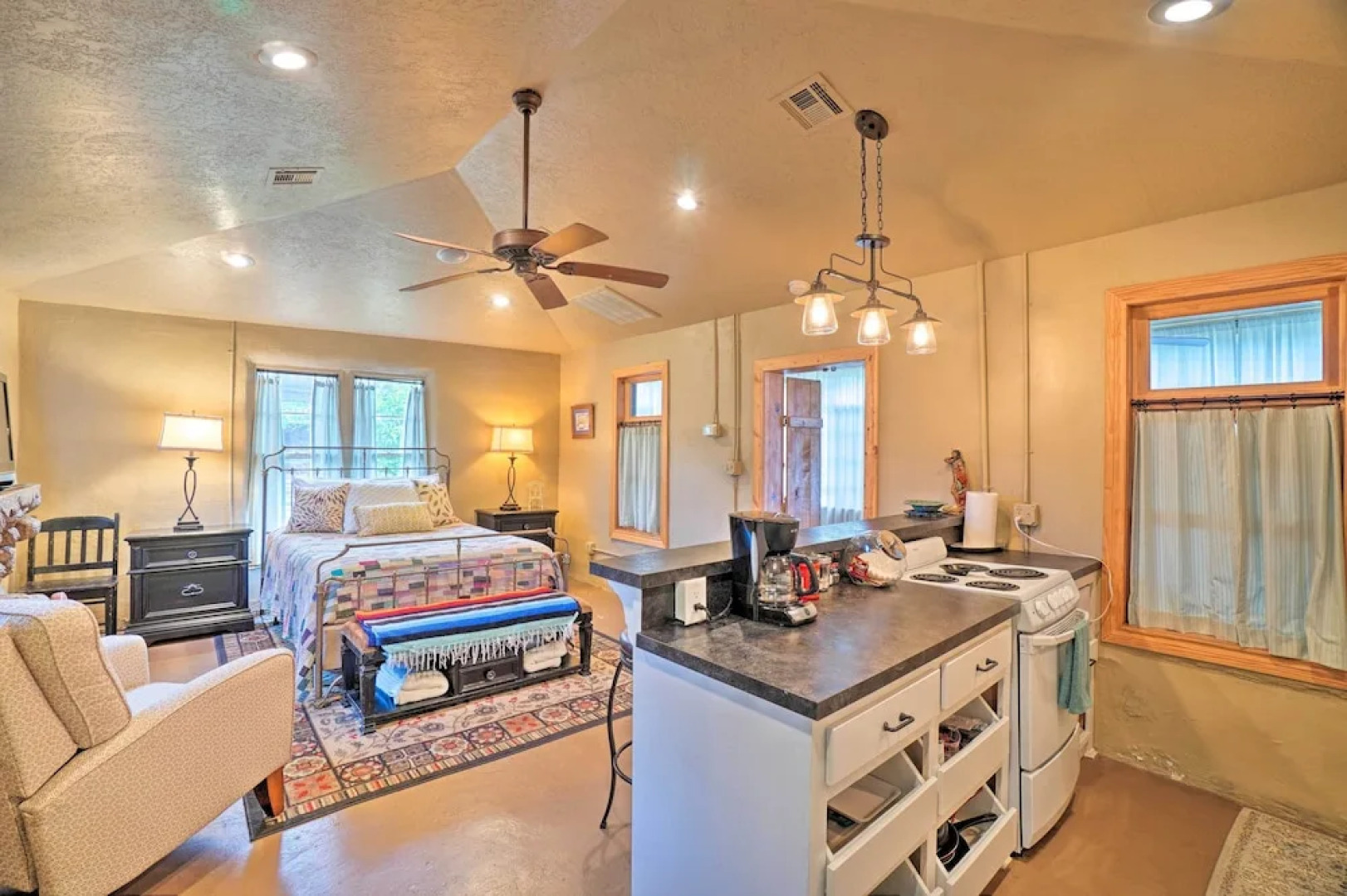 Enchanting Hilltop Cottage in Medicine Park!