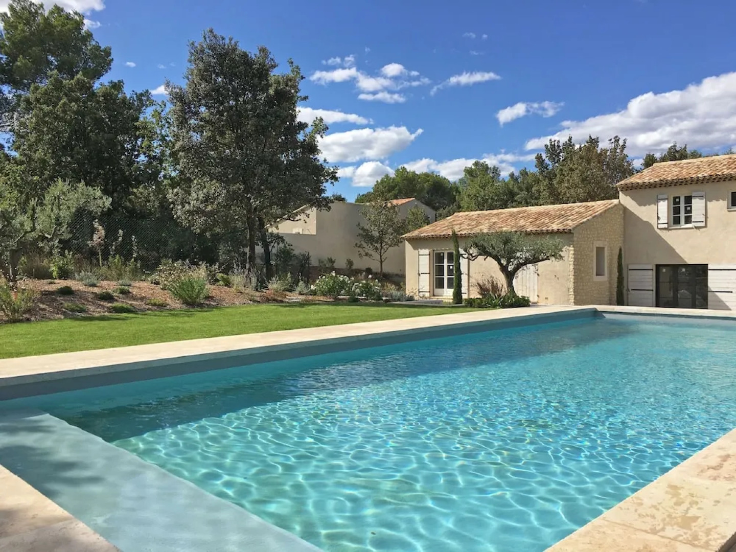 Modern Holiday Cottage With Swimming Pool and Close to Beautiful Saint-remy-de-provence