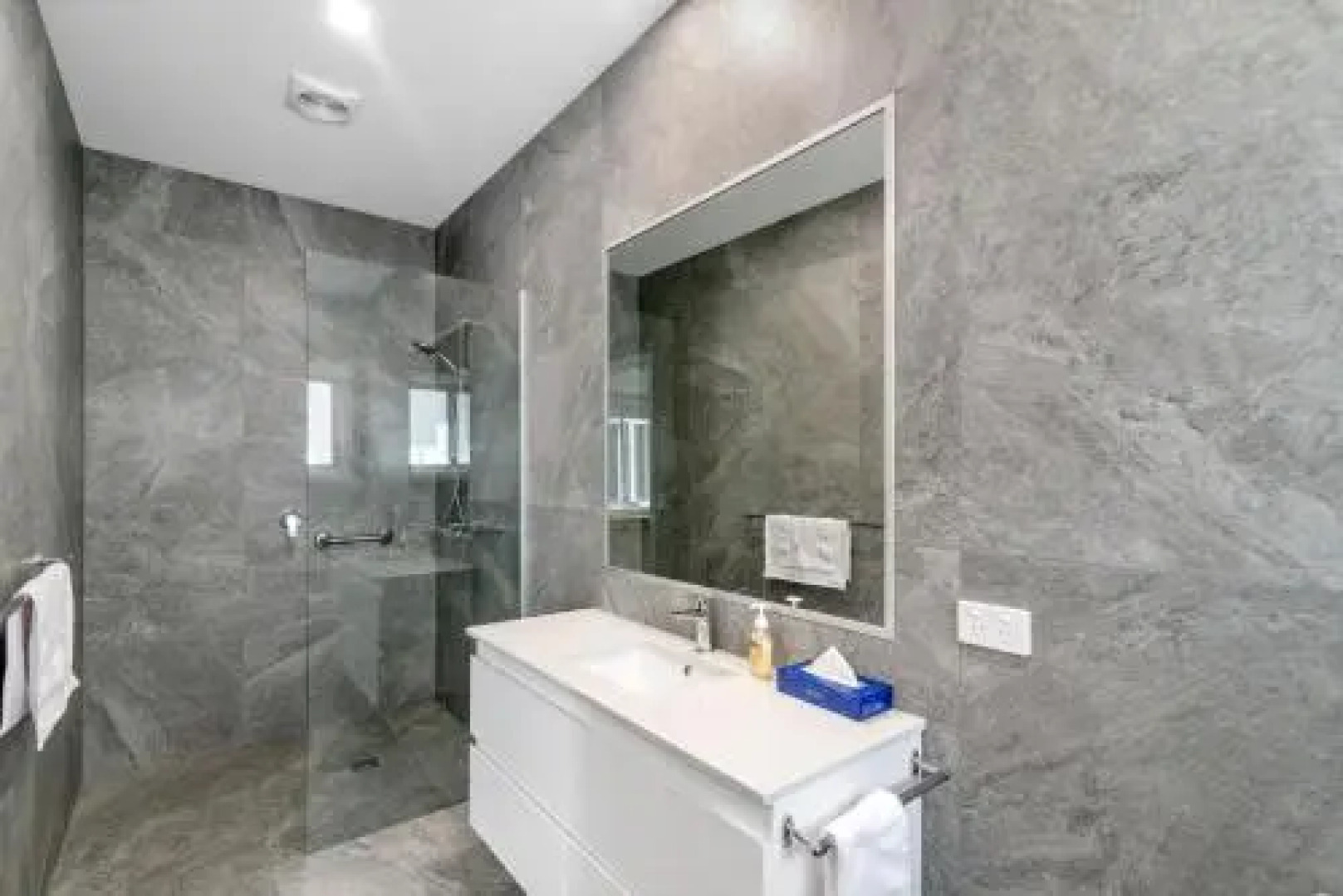 Black Dolphin Waterfront Apartment