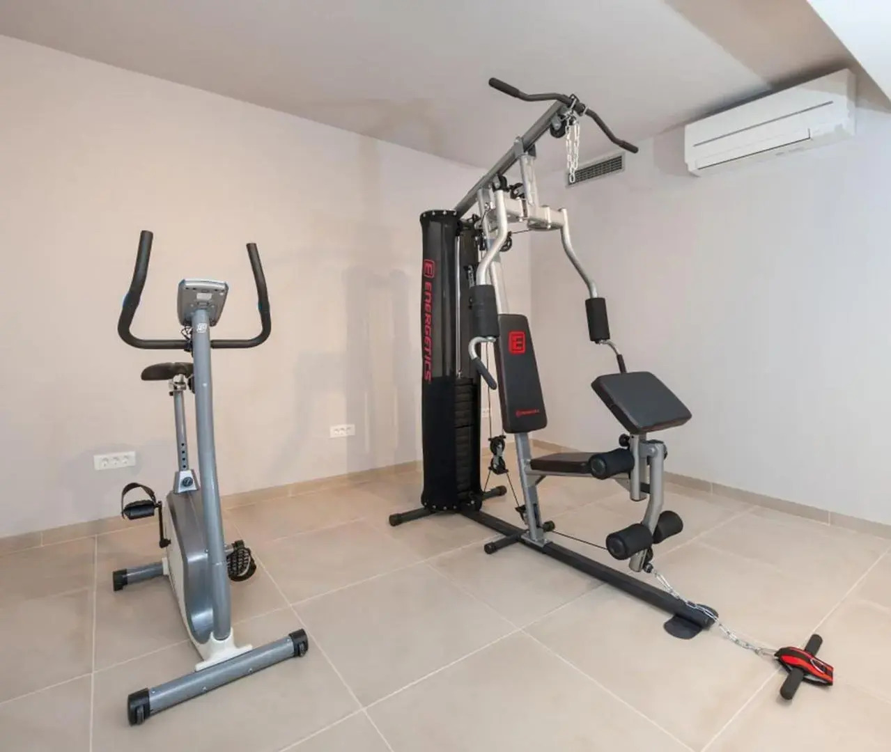 Luxury Beachfront Villa Trogir 2 with private pool, jacuzzi and gym at the beach on Ciovo - Okrug Gornji