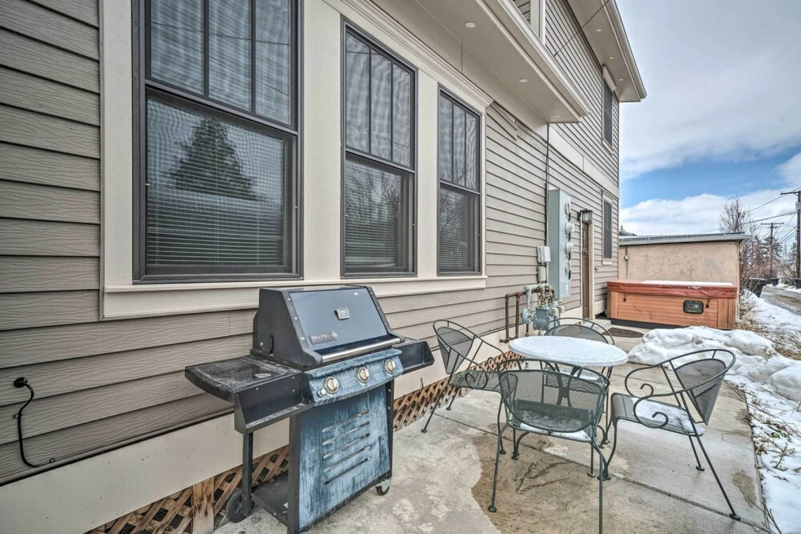 Updated Townhome w/ Hot Tub - Walk to Downtown!