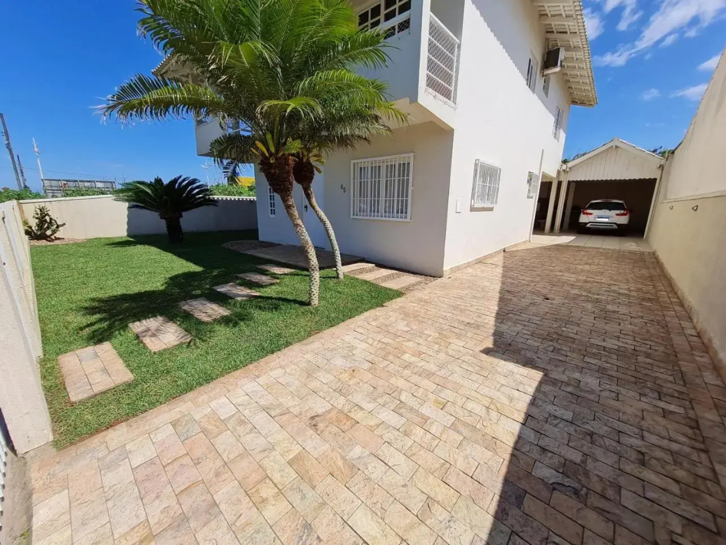 Ampla casa com 5 quartos e vista para o mar
