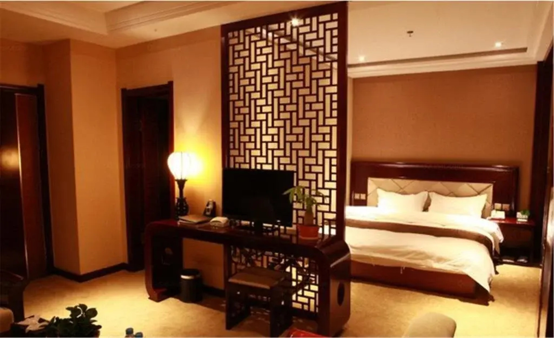 Zhang Ye Post and Telecommunications Hotel