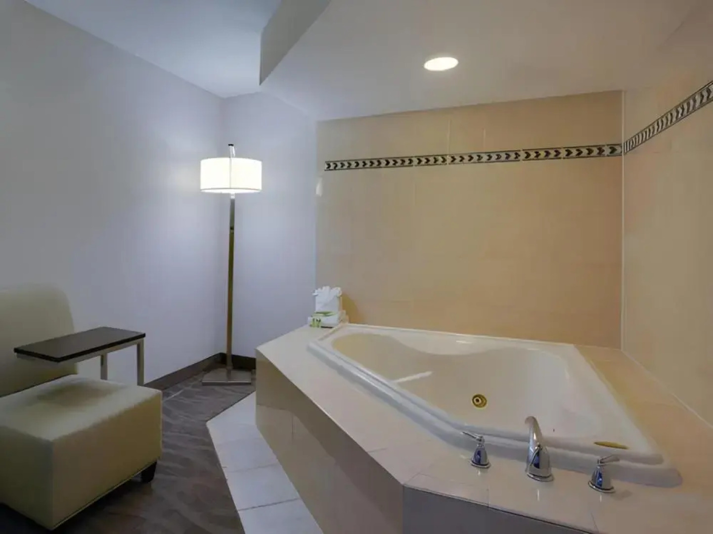 Holiday Inn Express And Suites Meadowlands Area