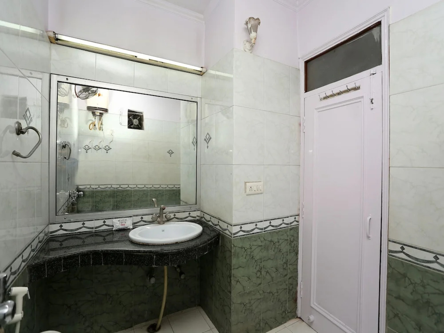 OYO 26647 Minar Hotel