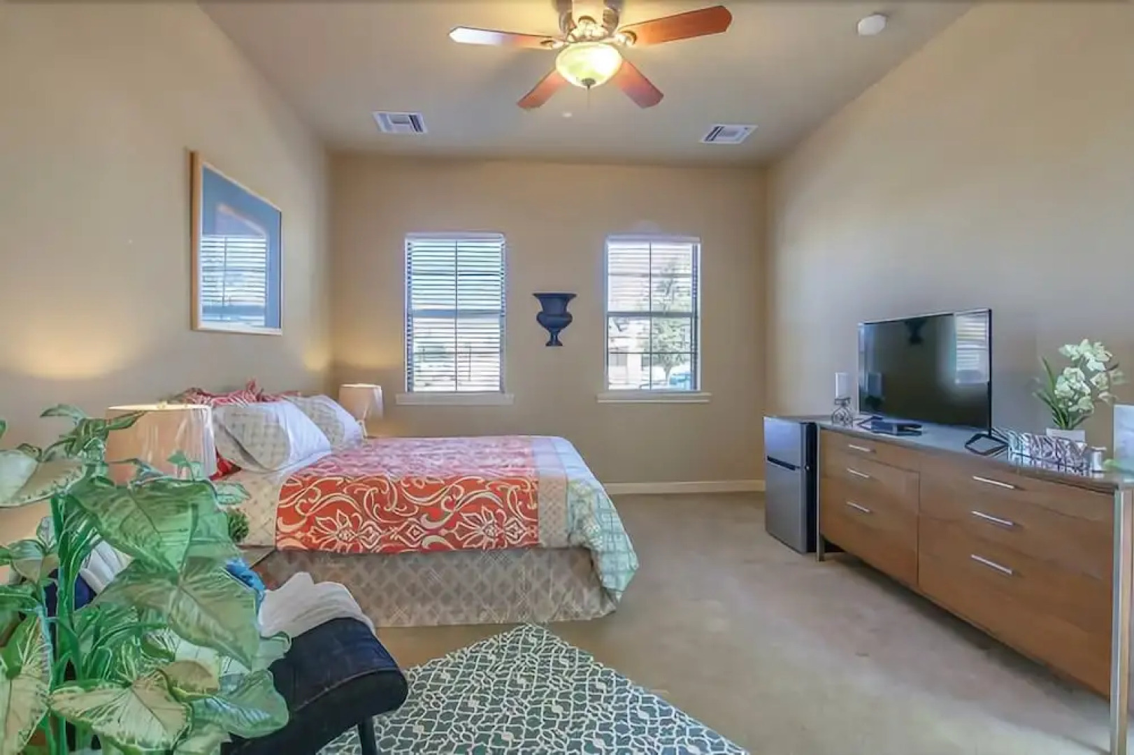 Elm St - 1 Br home by RedAwning