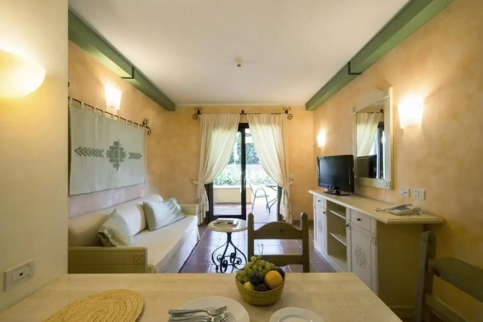 Tranquil Lantana Resort Hotel & Apartments for 5 People 1,5km From Beach