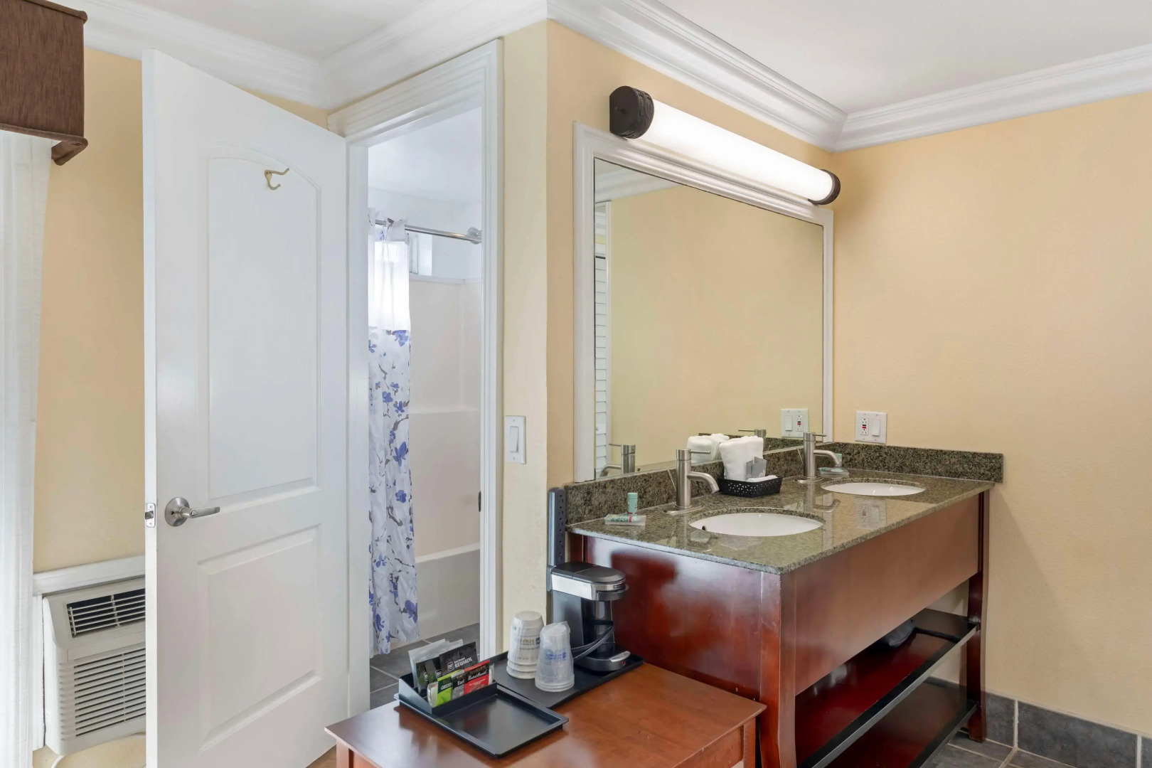 Best Western Harbour Inn & Suites Huntington - Sunset Beach