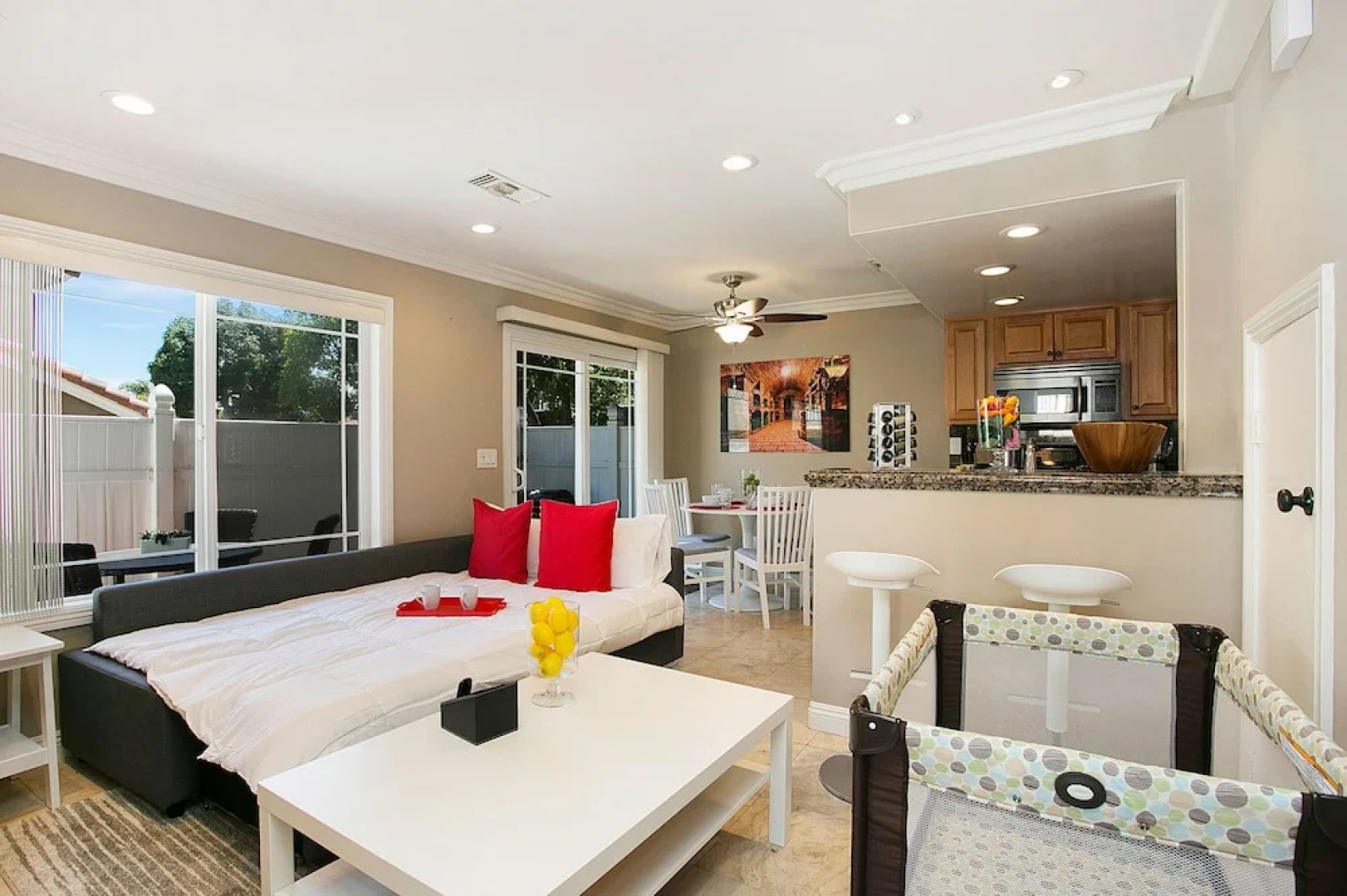 Costa Mesa/Newport - Fast WiFI - Work Stations - Free Parking - Self Check In! (CM-1)