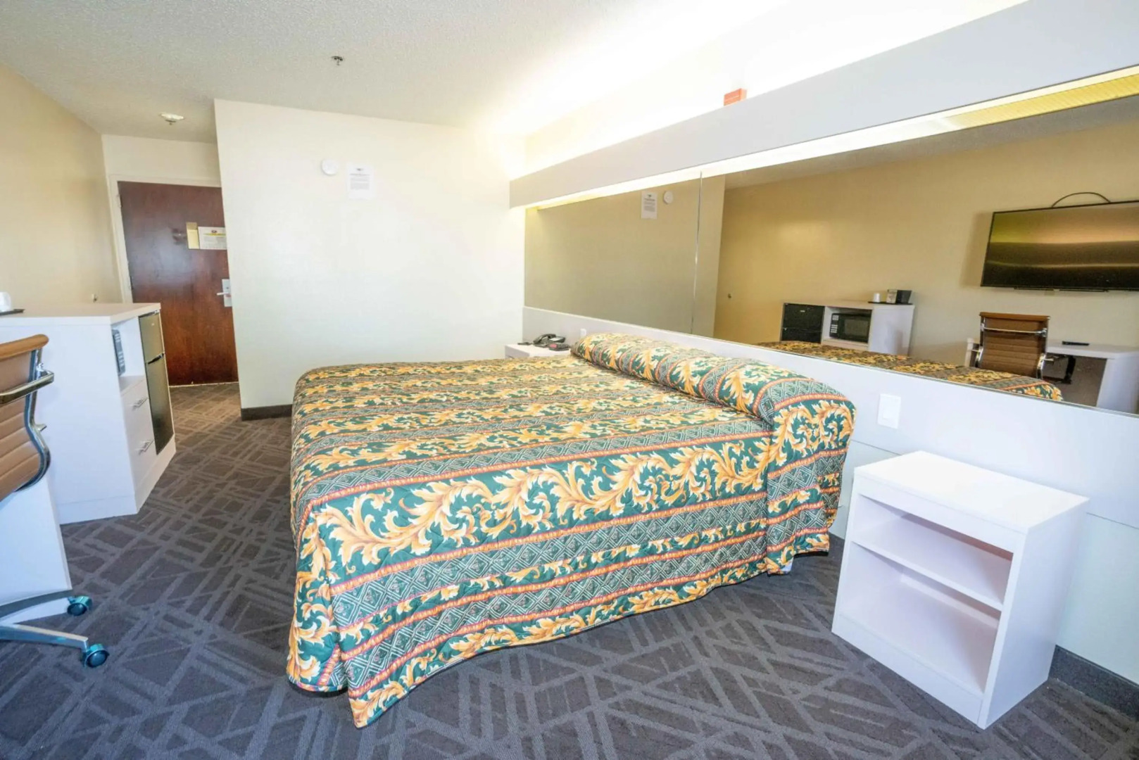 Red Roof Inn & Suites Euless - DFW Airport Southwest