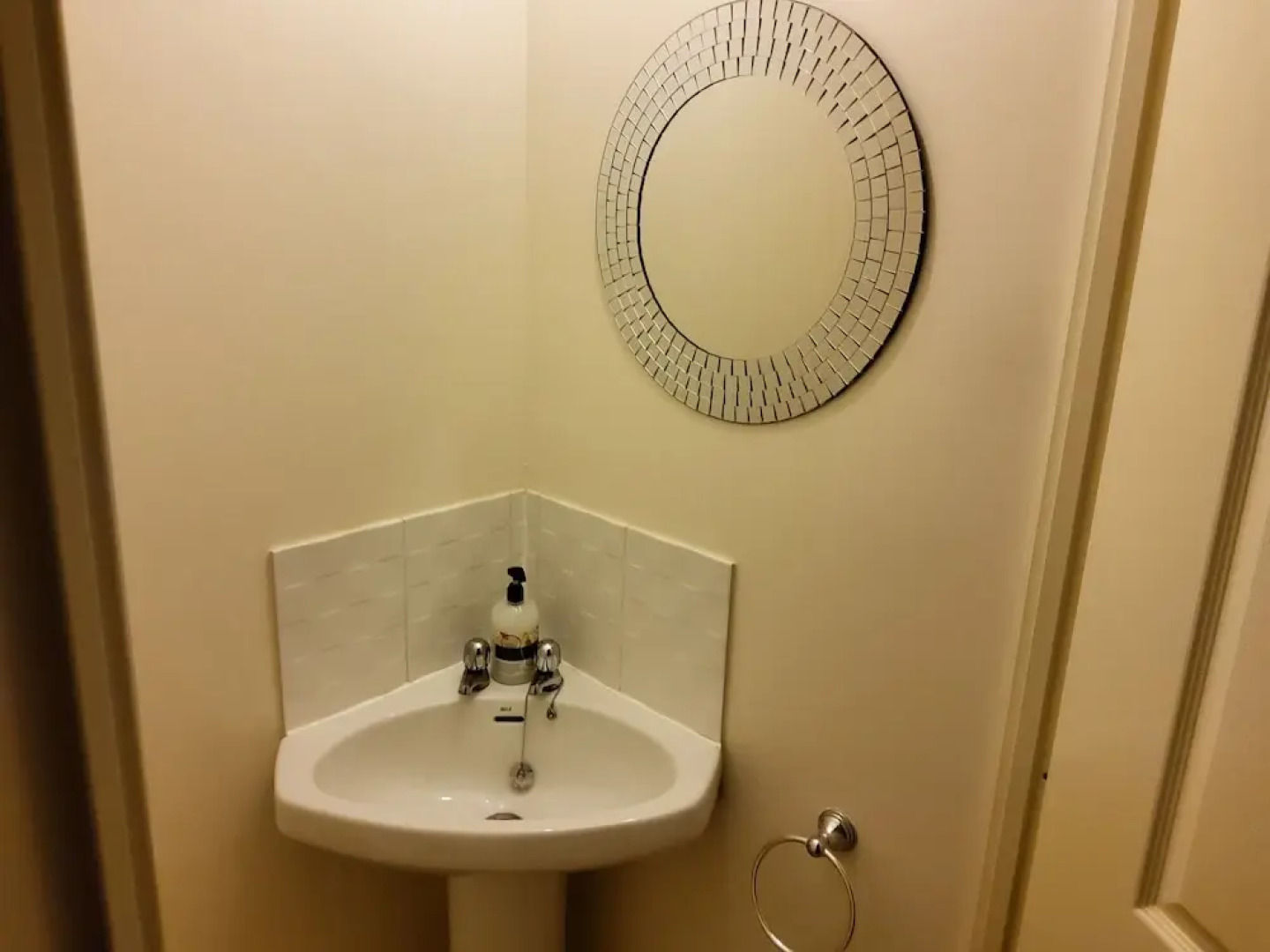 8 Guests - 4 Bedrooms - Parking - Garden