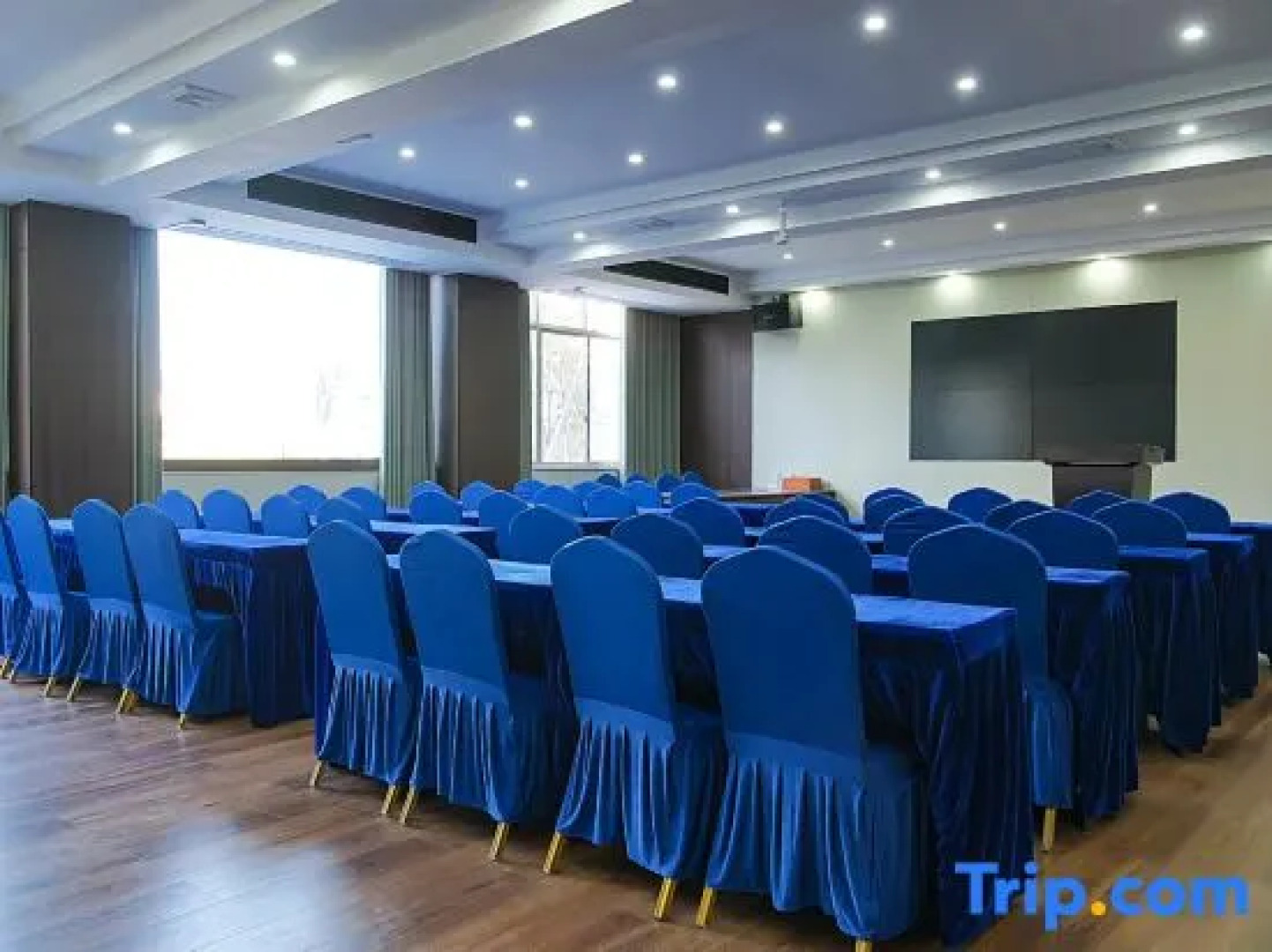 Shiwai Taoyuan Eco Hotel