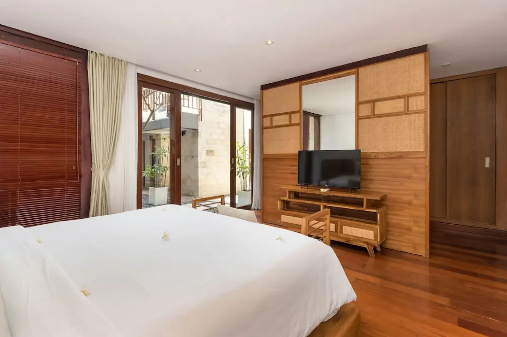 Wonderful Oceanfront 3 Br Villa in Seminyak