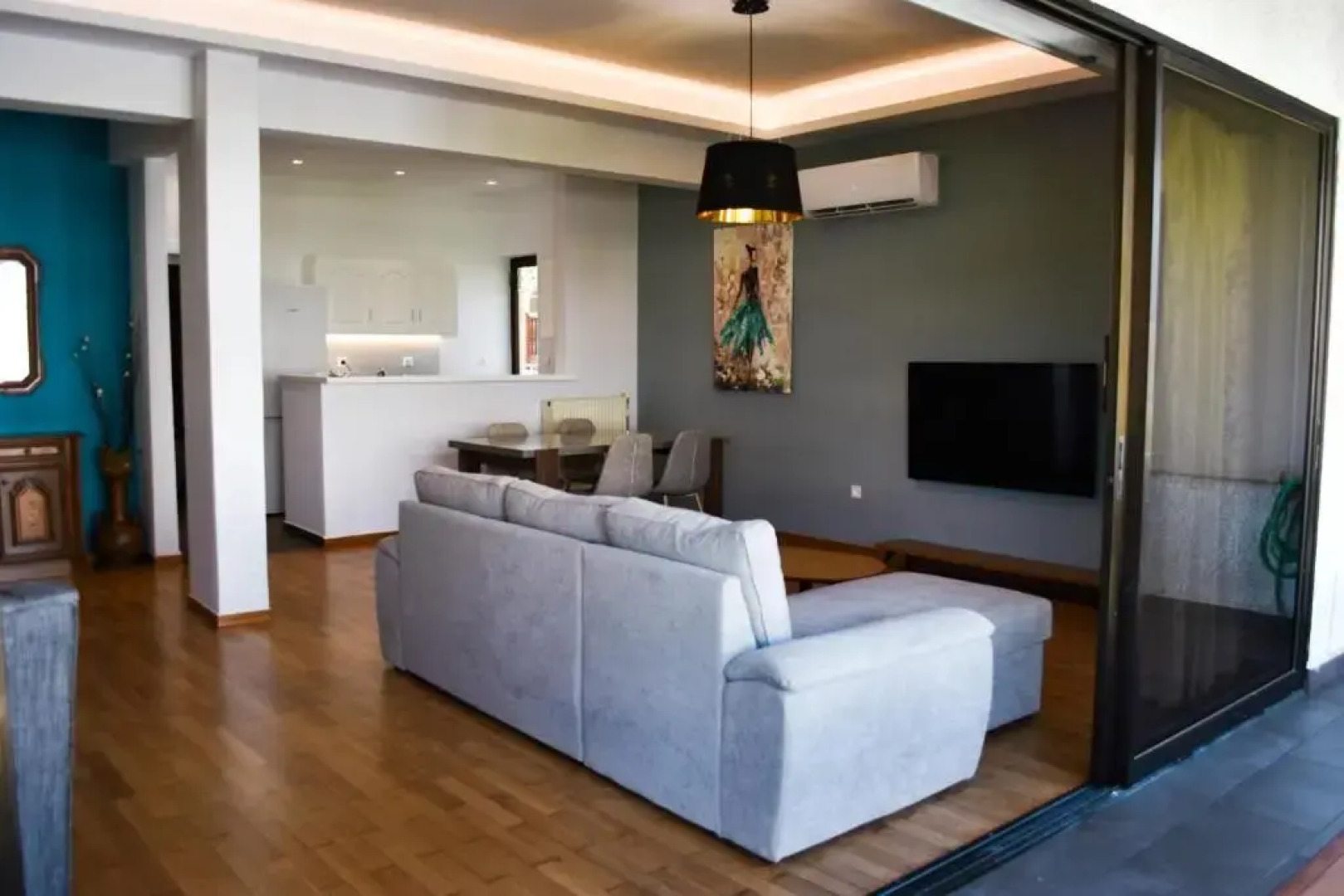 Βright Walled Designed Apt in Glyfada Center