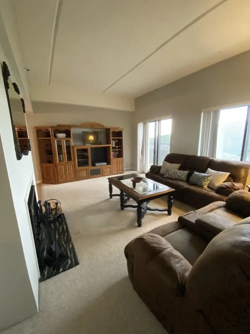 Romantic Getaway 2 Bedroom Condo by Redawning
