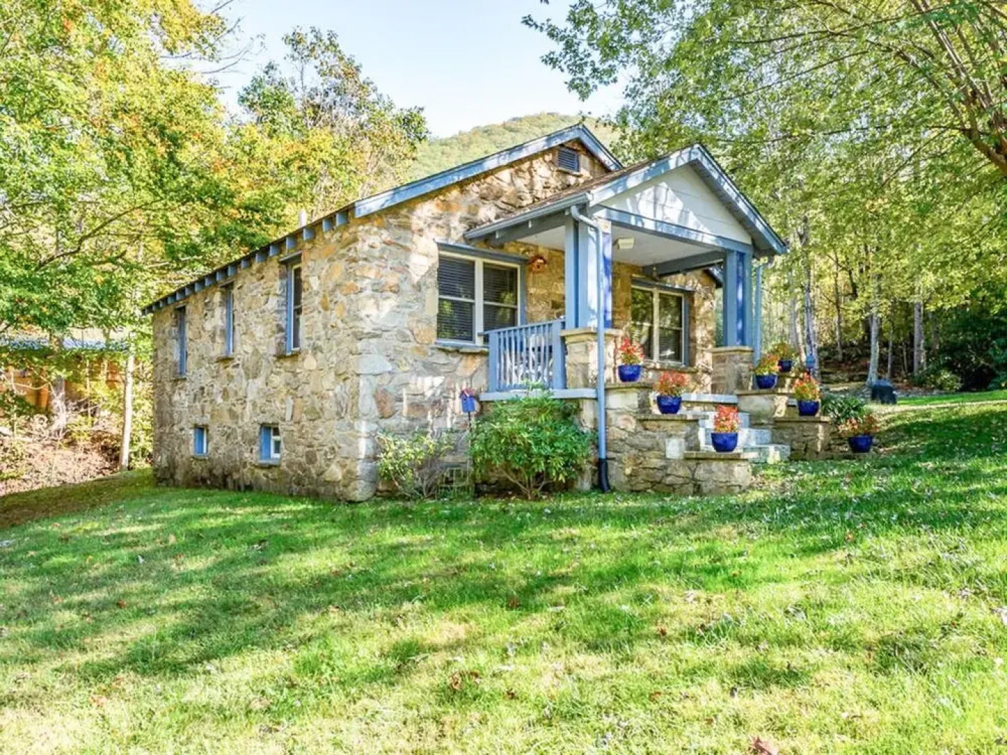 2BR w/ Hot Tub, Deck & Fire Pit