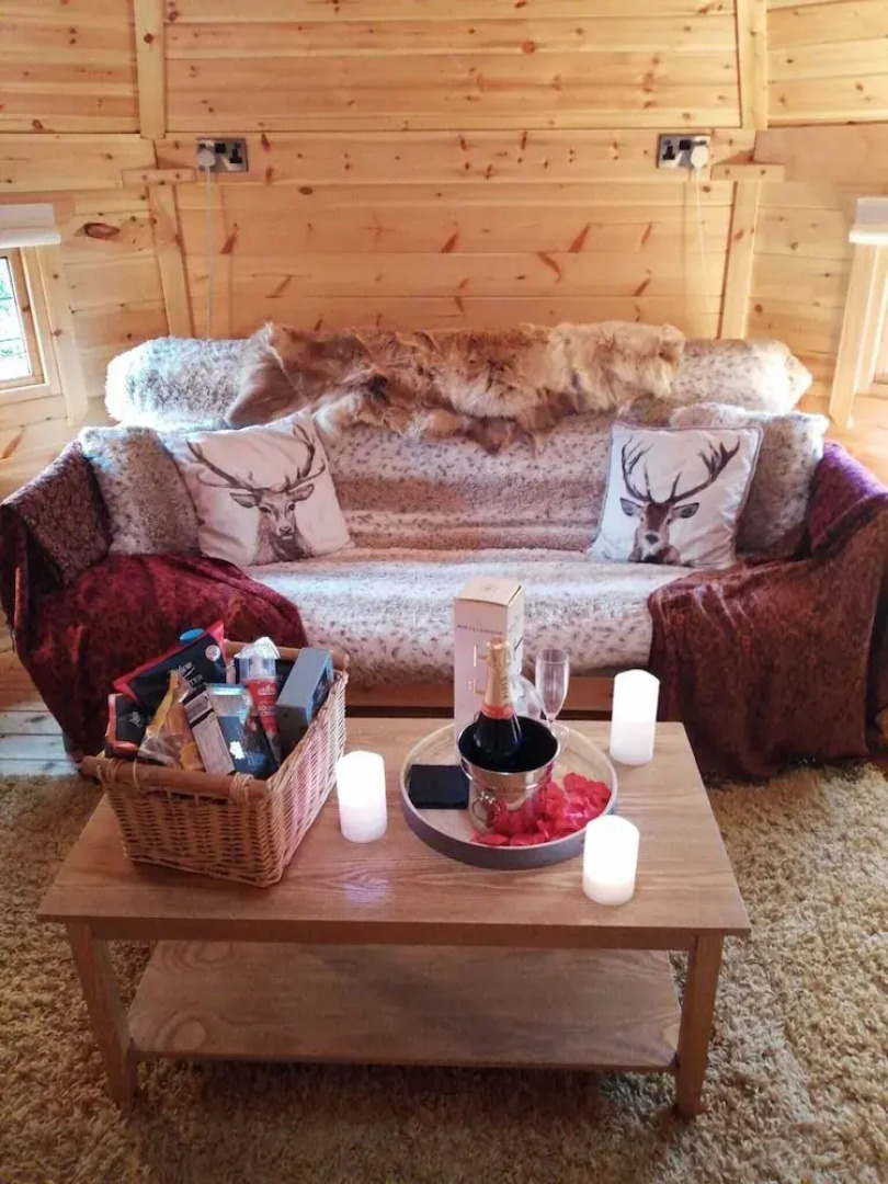 Cozy Cabin With Hot Tub Retreat in Anglesey