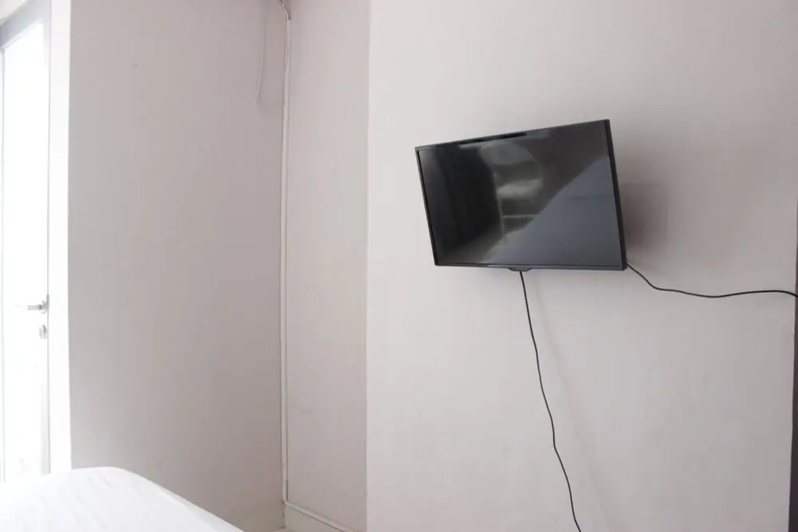 Relaxing Studio Apartment Easton Park Residence Jatinangor with Mountain View