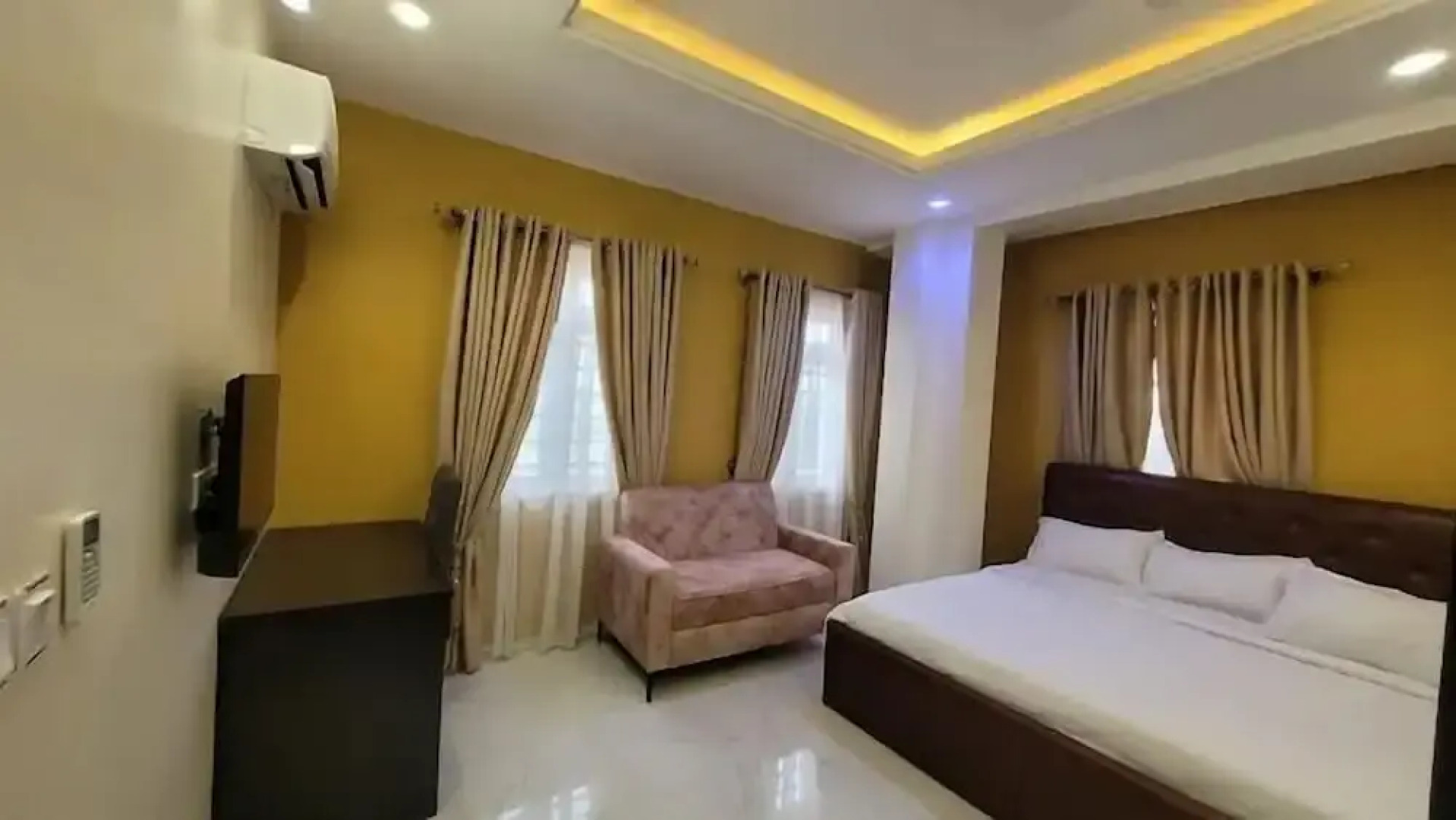 Riverview Hotel and Suites