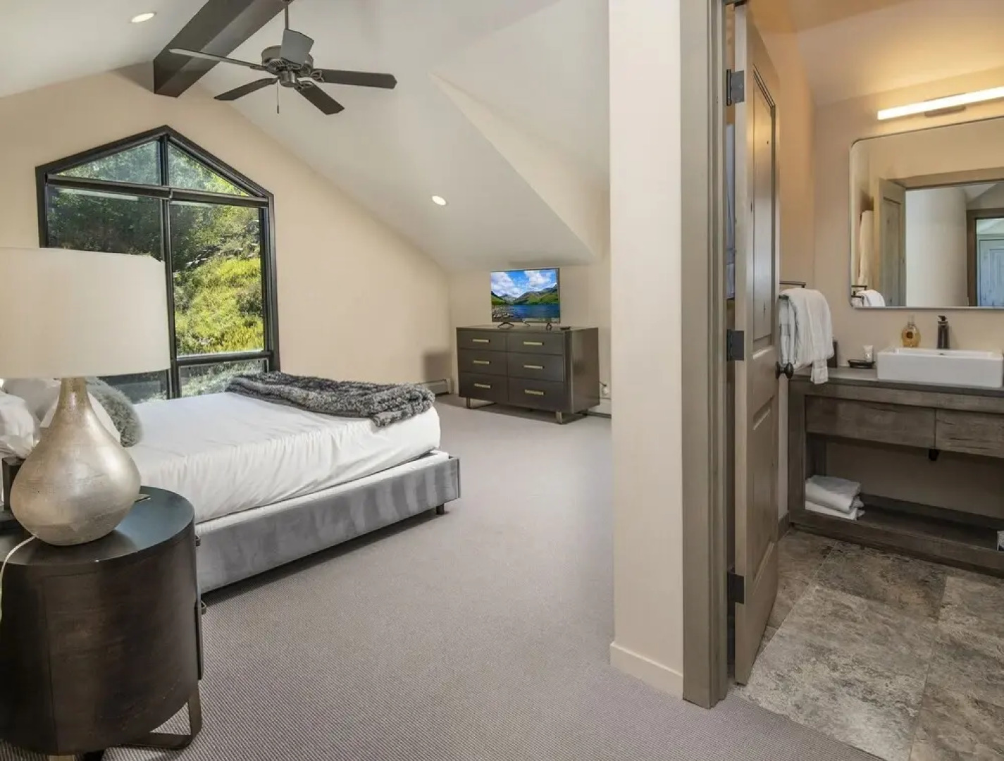 814 Eagle Dr. 4 Bedroom Home by RedAwning