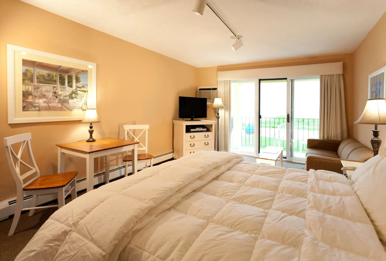 Pointes North Beachfront Hotel – 2 Person Spa Tub Studios