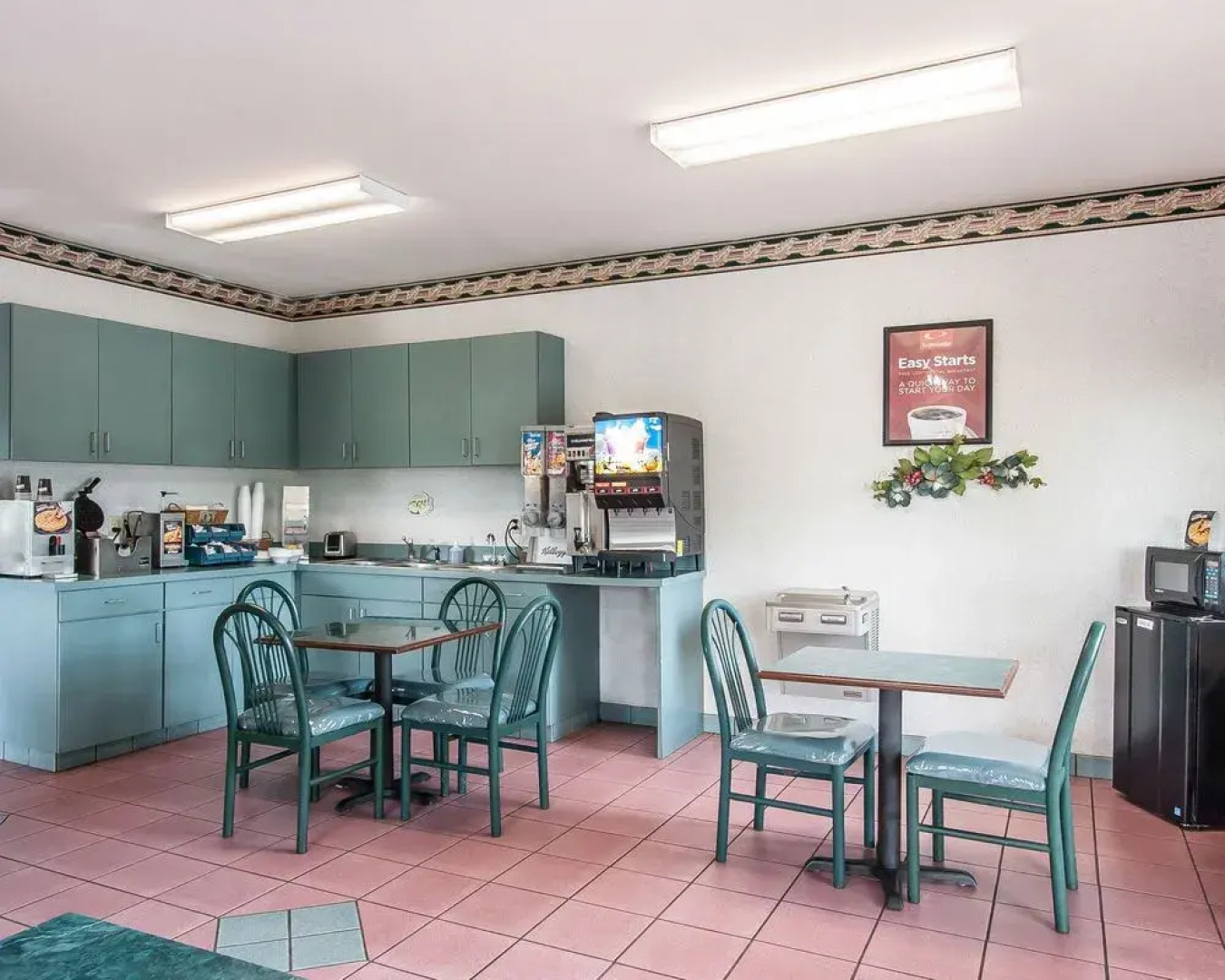 Econo Lodge Inn & Suites