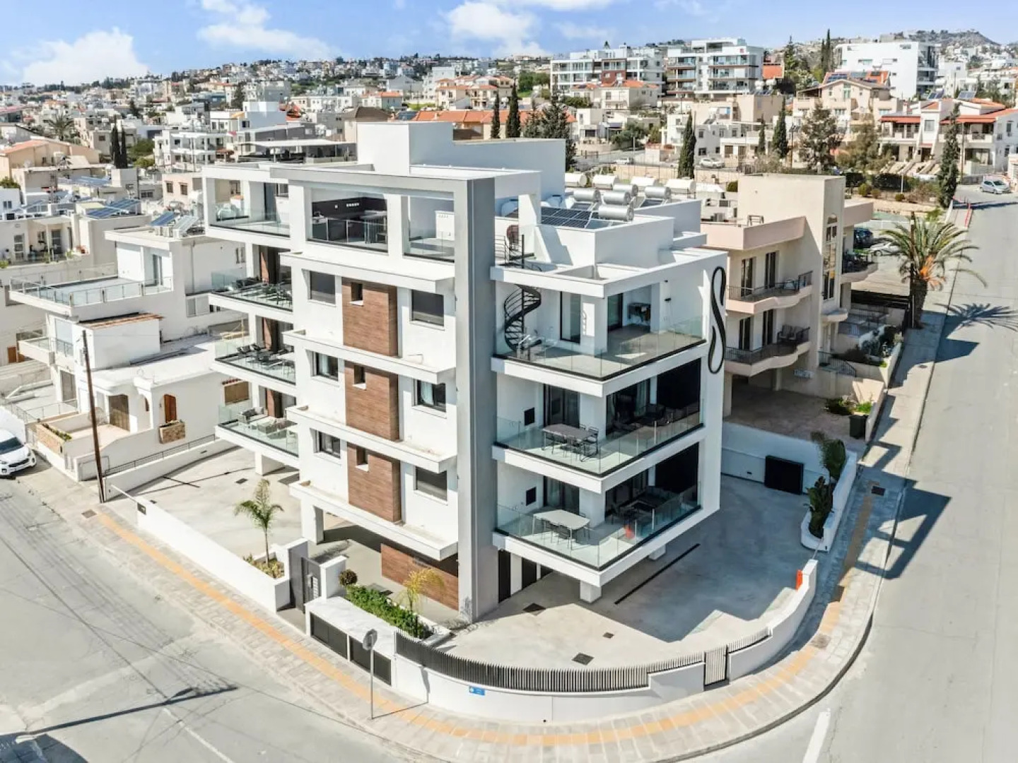 Sanders Only - Delightful 2-bdr Apt With Balcony