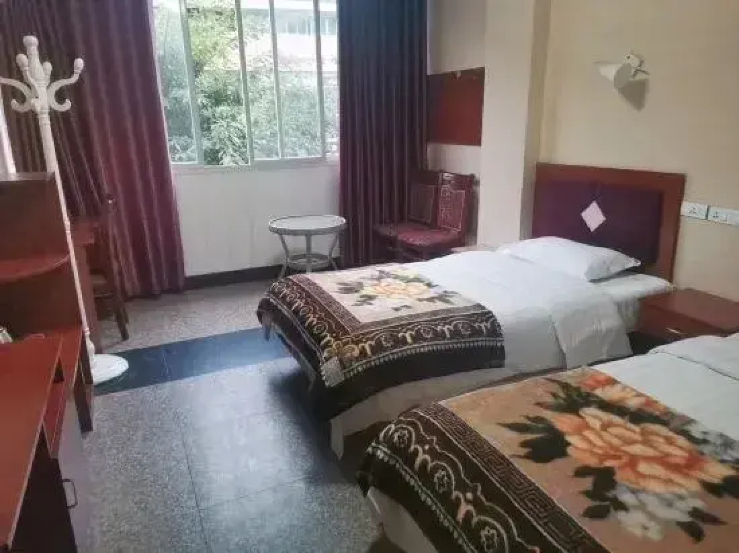 Yuechi Famous City Hotel