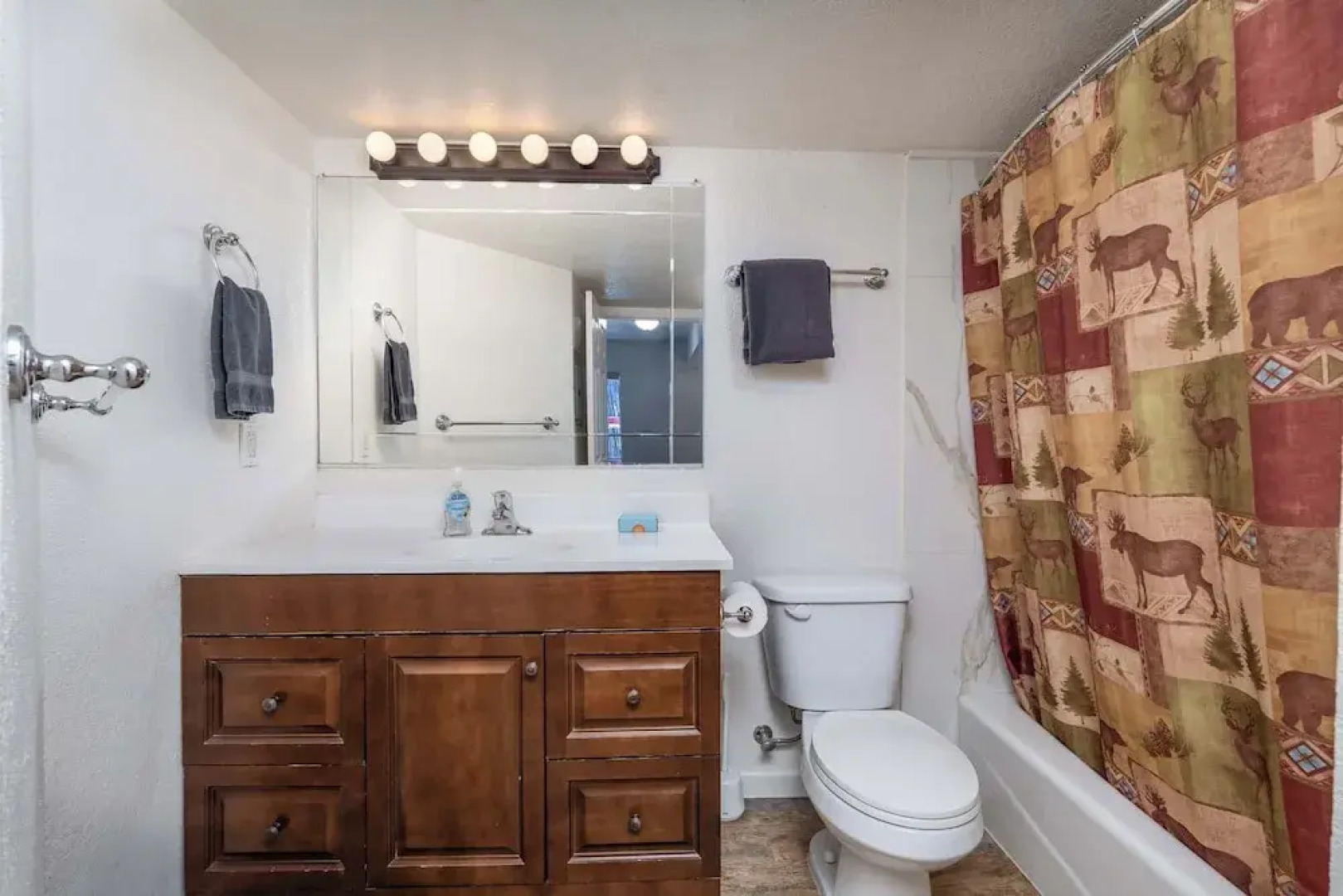 Yosemite Aviary and Quail Within Yosemite - 2 Separate Units, Up To 14 Guests!