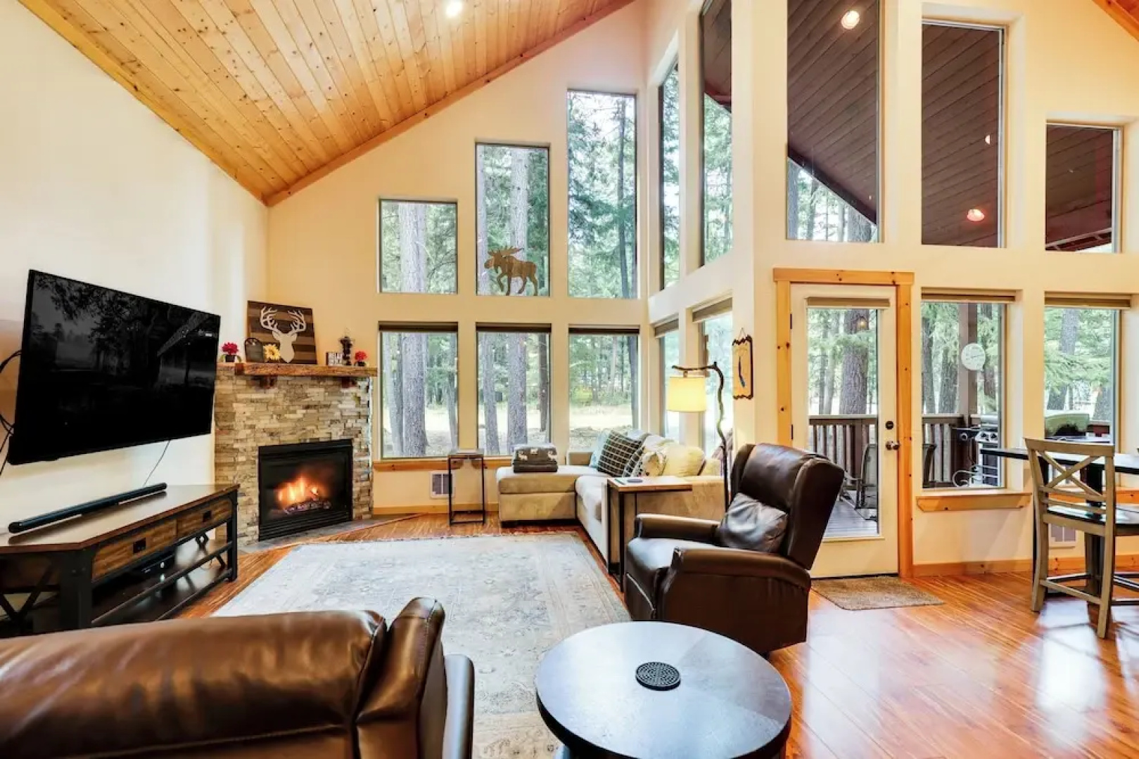 Hot Tub & Game Room: Ronald Retreat 2 Mi to Lake!