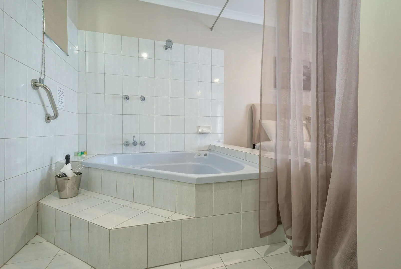 Mandala Ace Albany Hotel