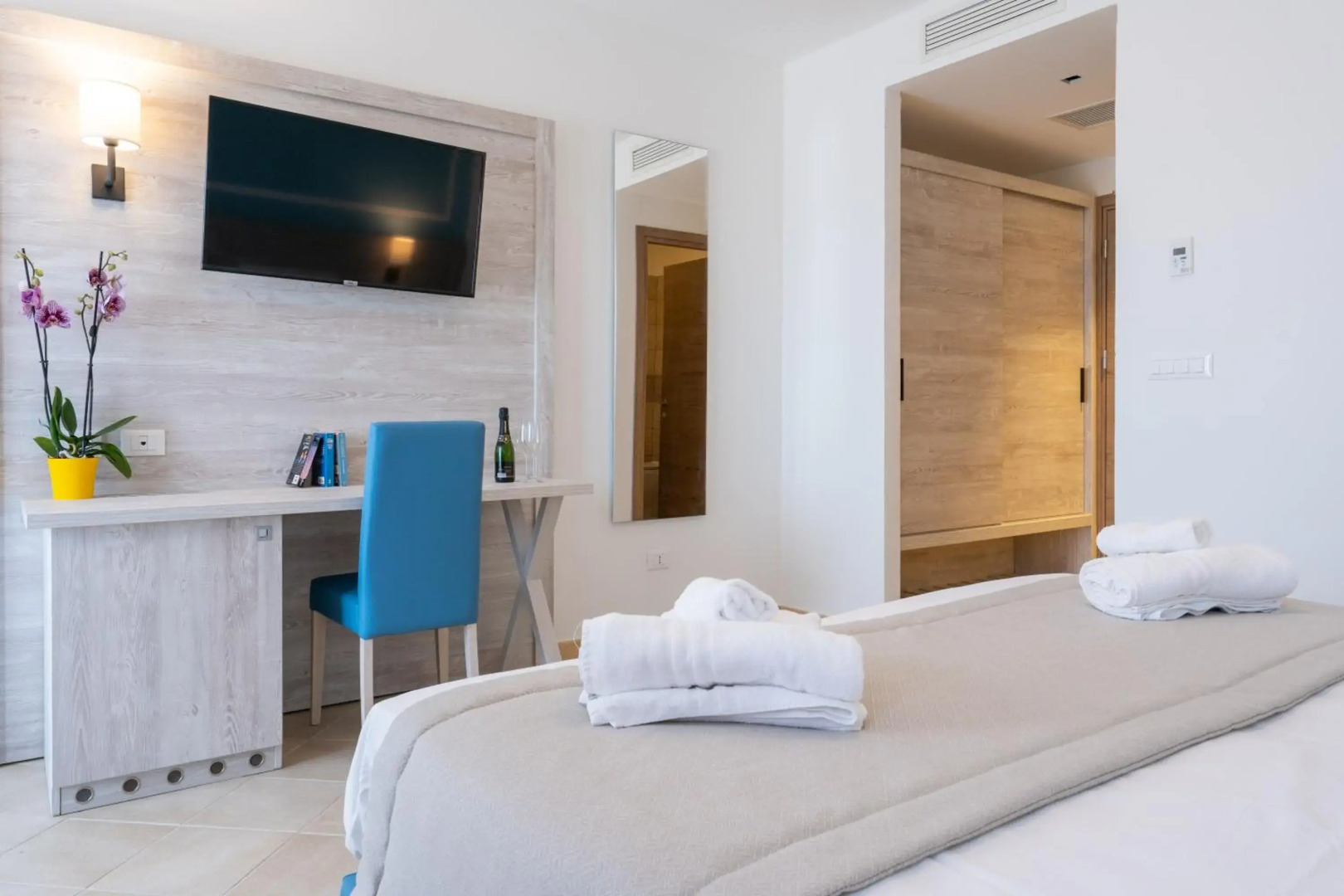 Отель Red Sun Village