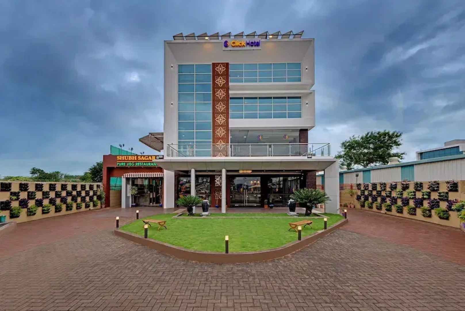 Click Hotel Sagar Plaza Chakan, Pune