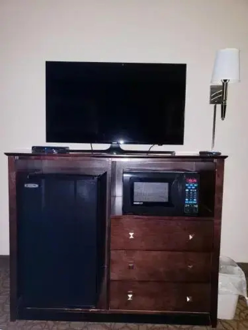 Holiday Inn Express Hotel & Suites Concordia US81