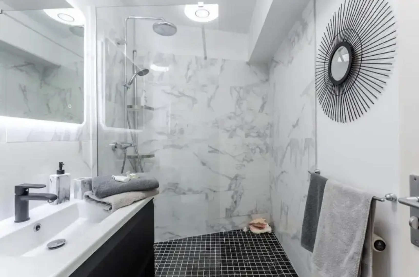 Beautiful Modern Fully Furnished Studio